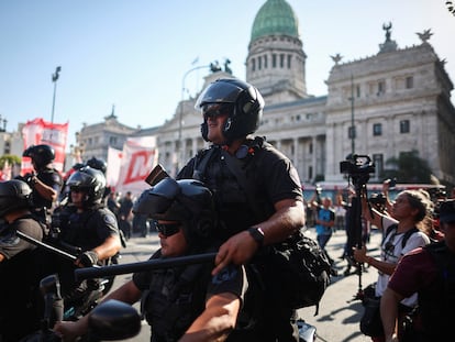 Police officers look on as demonstrators protest outside the National Congress on the day of the debate on Argentina's President Javier Milei's economic reform bill, known as the "omnibus bill," in Buenos Aires, Argentina, January 31, 2024. REUTERS/Agustin Marcarian