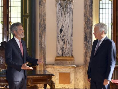 El presidente del Tribunal Supremo y el Consejo General del Poder Judicial, Carlos Lesmes, recibe al comisario europeo de Justicia, Didier Reynders, el 30 de septiembre.