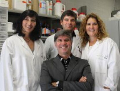 Julio Castro, en el centro, junto al equipo de Palo Biofarma.