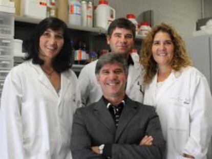 Julio Castro, en el centro, junto al equipo de Palo Biofarma.