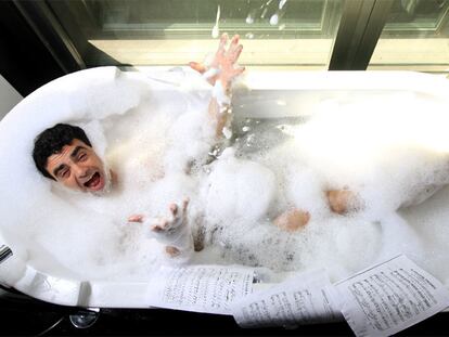 Rolando Villazón, demostrando el pasado lunes que no sólo canta en la ducha, sino también en la bañera.