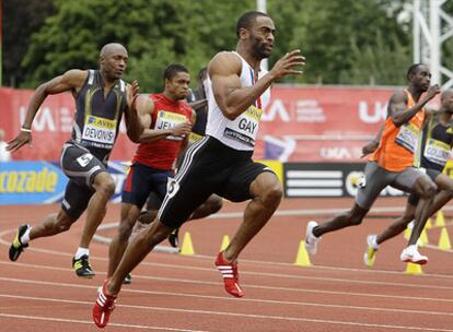 Tyson Gay, en primer plano, corre la prueba de 200 metros lisos en Londres.