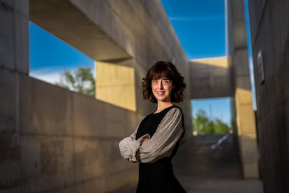 Irene Vallejo posa el 12 de abril en el Parque Venecia, en Zaragoza.