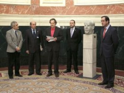 José Bono, a la derecha, en la colocación del busto de Manuel Azaña en el vestíbulo del Congreso en 2011.