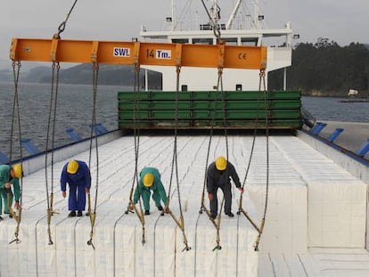 Carga de un barco de celulosa de Ence, en Ribadeo.