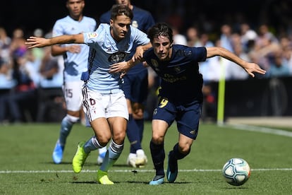 Denis Suárez (a la izquierda), del Celta, pelea por el balón a Álvaro Odriozola, del Real Madrid.