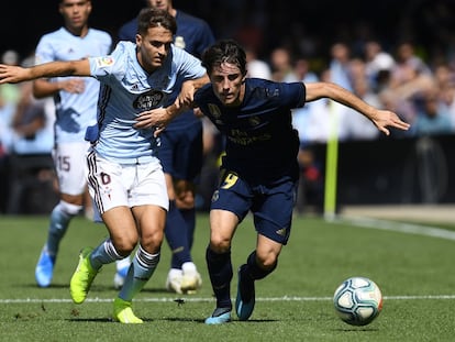 Denis Suárez (a la izquierda), del Celta, pelea por el balón con Álvaro Odriozola, del Real Madrid.