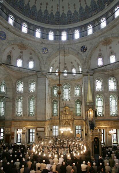 Musulmanes rezan en la mezquita de Eyup, en Estambul.
