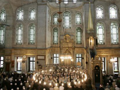 Musulmanes rezan en la mezquita de Eyup, en Estambul.