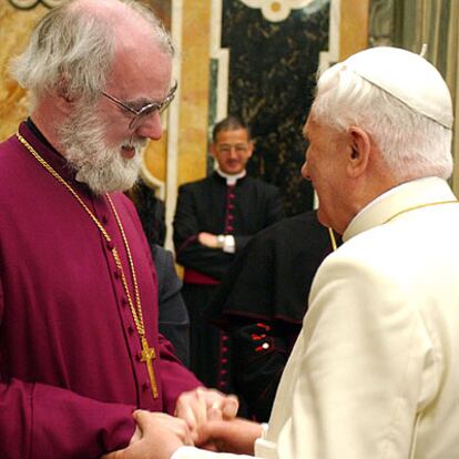 El arzobispo de Canterbury Rowan Williams (izquierda) es recibido por el Papa en el Vaticano el pasado día 25.