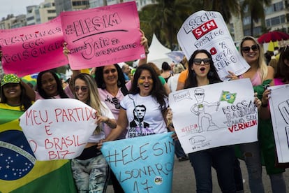 Mujeres manifestándose a favor de Bolsonaro. Sus carteles dicen #EleSim (ElSi), "contra la ideología de género", "nuestra bandera jamás será roja", "escuela sin partido", "mi partido es Brasil".