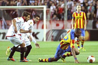 Keyta cae ante varios jugadores hispalenses durante el partido entre Sevilla y Valencia de la ida de las semifinales de la Liga Europa.