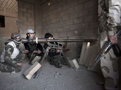 Varios rebeldes en la ciudad siria de Deir Ezor. 