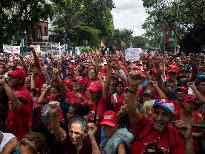 Cientos de personas participan en un acto de conmemoración por los 20 años de la llegada al poder de Chávez este jueves.