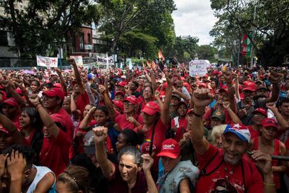 Cientos de personas participan en un acto de conmemoración por los 20 años de la llegada al poder de Chávez este jueves.