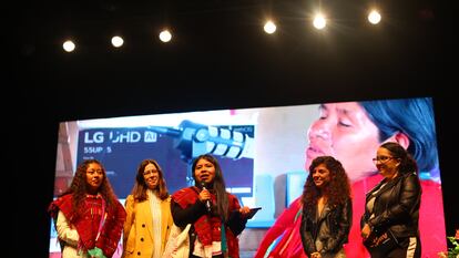 Nayeli López y el equipo de Las mujeres valientes: Guií chanáa, reciben el premio en la categoria de audio.