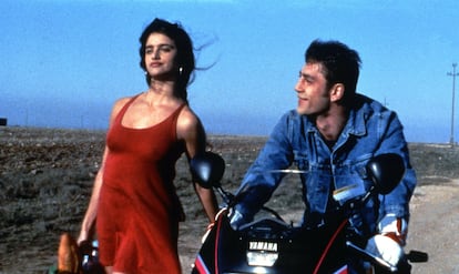 Apenas tenía 17 años cuando Penélope Cruz rodó su primera película, 'Jamón, jamón' (1992), de Bigas Luna —se estrenaría cuando ya había cumplido los 18—, donde compartió elenco con Jordi Mollà y con quien mucho más tarde se convertiría en su marido, Javier Bardem. Su papel como Silvia fue el gran trampolín de su carrera, pero las salvajes escenas de sexo que tuvo que interpretar le dejaron una desagradable huella. "No lo llevé nada bien. Me provocó un fuerte rechazo a cualquier cosa que tuviera algo que ver con lo sexual o lo sensual. Me corté el pelo a lo chico y no hice ninguna escena de amor, ni tan siquiera con besos, durante varios años", confesó la actriz en una entrevista con 'The Sun' en 2012.