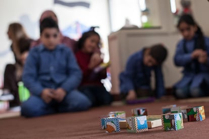 Los niños trabajan frecuentemente con pequeños juegos de madera para mejorar su concentración. Muchos de ellos sufren estrés postraumático y, la mayoría, sufre depresión, pesadillas, agorafobia...