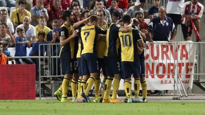 Los jugadores del Atlético celebran el gol Miranda.