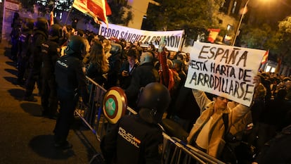 Protesta frente a la sede del PSOE en la calle Ferraz contra la amnistía, este viernes en Madrid.