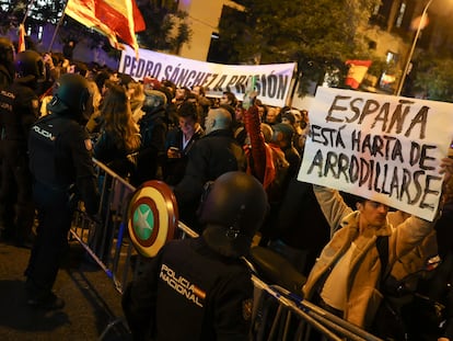 Protesta frente a la sede del PSOE en la calle Ferraz contra la amnistía, este viernes en Madrid.