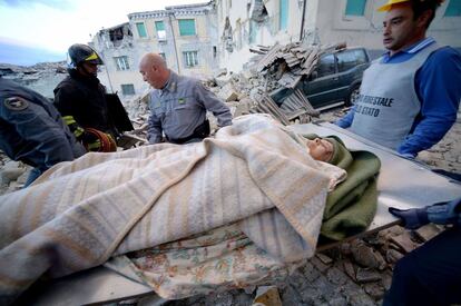 Equipes de resgate transportam um homem ferido em Amatrice.