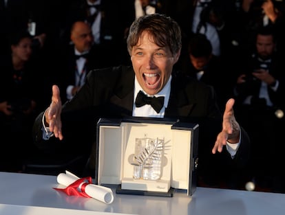 El director Sean Baker posa con la Palma de Oro del festival de Cannes, lograda por su película 'Anora', este sábado.