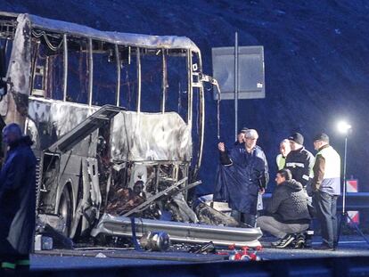 El autobús calcinado este martes en Bosnek, al sur de Sofía (Bulgaria), donde han muerto al menos 45 personas.