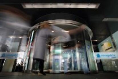 Puerta de entrada de la sede central de Novagalicia Banco en La Coruña