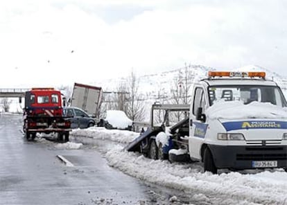 Grúas de asistencia en la A-1 en Burgos, ayer.