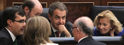 José Luis Rodríguez Zapatero, junto a Alfredo Pérez Rubalcaba y Elena salgado, conversan con diputados populares en el Congreso.