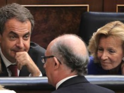José Luis Rodríguez Zapatero, junto a Alfredo Pérez Rubalcaba y Elena salgado, conversan con diputados populares en el Congreso.