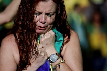 Una seguidora de Bolsonaro llora al conocer el resultado de la elección.