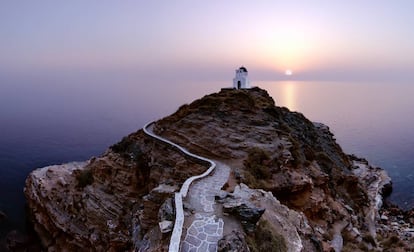 La iglesia de los Siete Mártires, en un acantilado de la isla griega de Sifnos.