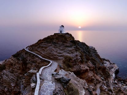 La iglesia de los Siete Mártires, en un acantilado de la isla griega de Sifnos.