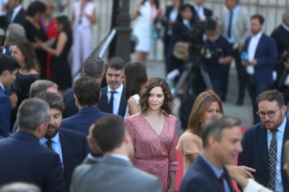 La presidenta de la Comunidad de Madrid, Isabel Díaz Ayuso, momentos antes de la jura del presidente de la Junta de Andalucía, Juanma Moreno, este sábado en Sevilla.