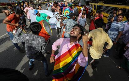 Miembros de la comunidad LGTB india celebran el fallo del Tribunal Supremo de la India sobre las relaciones homosexuales en Bombay (India).