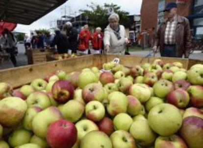 Una pareja de jubilados en un mercado de frutas alem&aacute;n.