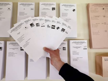 Papeletas electorales para las elecciones generales de distintas formaciones políticas.