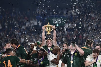 El jugador sudáfricano Pieter-Steph Du Toit levanta el trofeo de la Copa del Mundo de rugby tras la final.