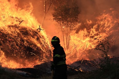 Un bombero lucha contra el fuego en Mocao, Santa Eulalia, Arouca, Portugal, este miércoles.