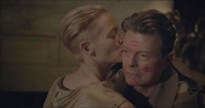 Tilda Swinton y David Bowie en un fotograma del v&iacute;deo de &#039;The Stars&#039;.