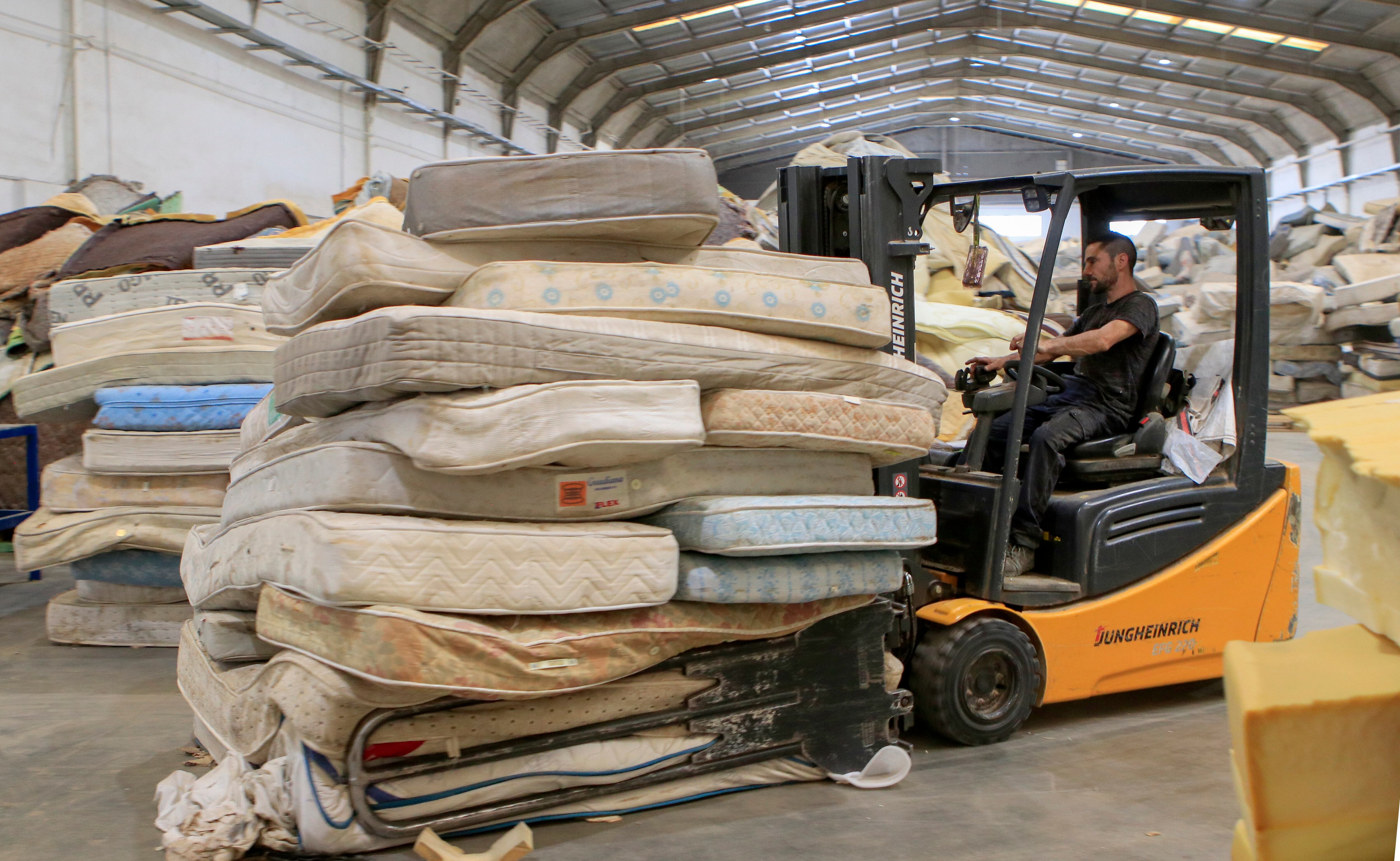 Organización en el almacén de los colchones recibidos para su valorización en Recypur.
