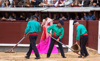 Un grupo de areneros alisa el ruedo de la plaza de Las Ventas.