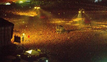 Una multitud asiste a un show del Indio Solari en Mendoza, en 2014.