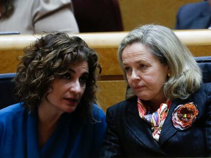 La ministra de Hacienda, María Jesús Montero, y la vicepresidenta económica, Nadia Calviño, en el pleno del Senado.