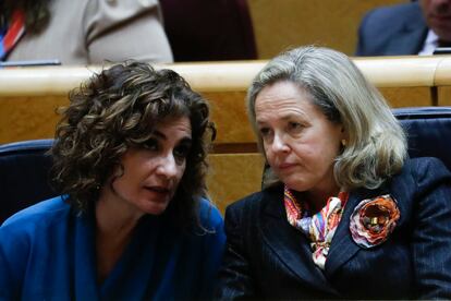 La ministra de Hacienda, María Jesús Montero, y la vicepresidenta económica, Nadia Calviño, en el pleno del Senado.