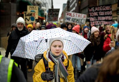 La activista sueca de 16 años Greta Thunberg participa en la manifestación de Estocolmo.