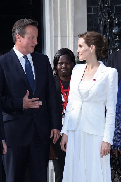 En julio de 2014, Angelina Jolie entró en el 10 de Downing Street para reunirse con el entonces primer ministro británico David Cameron. La actriz viajó a Londres para organizar un congreso de cuatro días sobre la violencia sexual en zonas en guerra. 