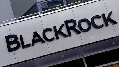 Logo de BlackRock en sus oficinas de Manhattan, Nueva York.